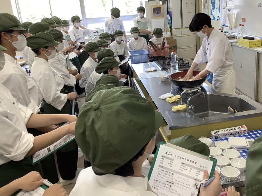 うどん打ち体験教室【食物文化科】