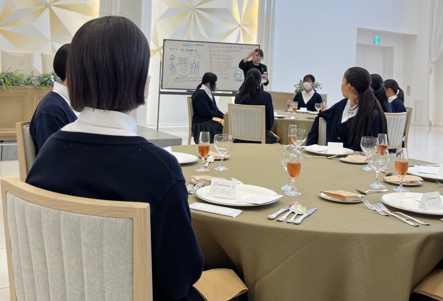 「テーブルマナー講習会」を行いました【食物文化科３年】