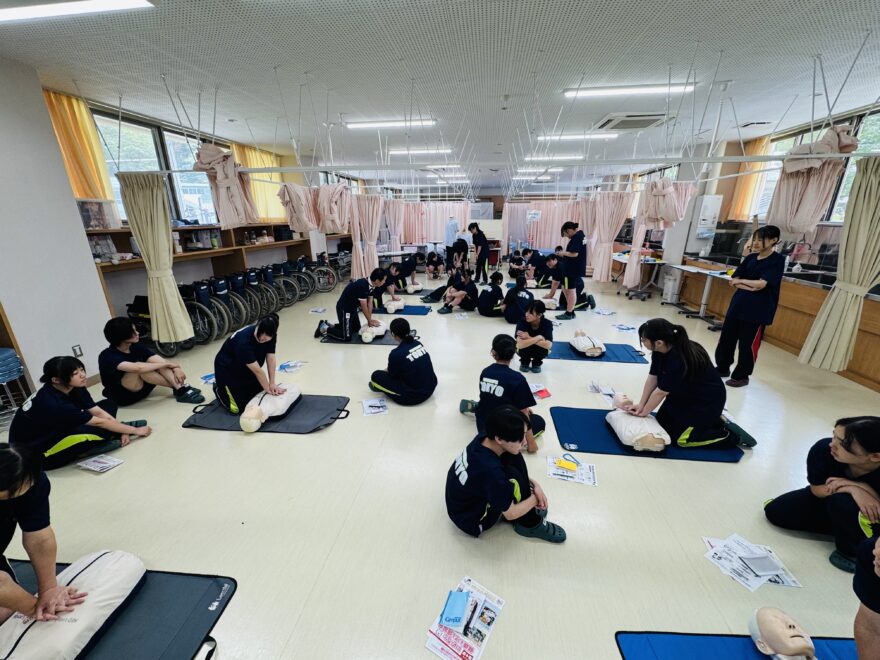赤十字救急法講習を実施しました（看護科1年生）